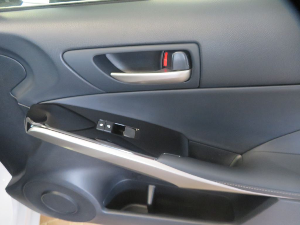 Photo 24 of this LEXUS IS