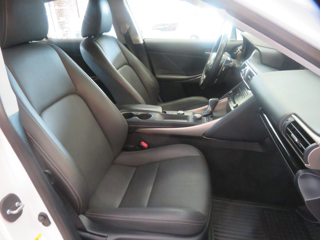 Photo 25 of this LEXUS IS