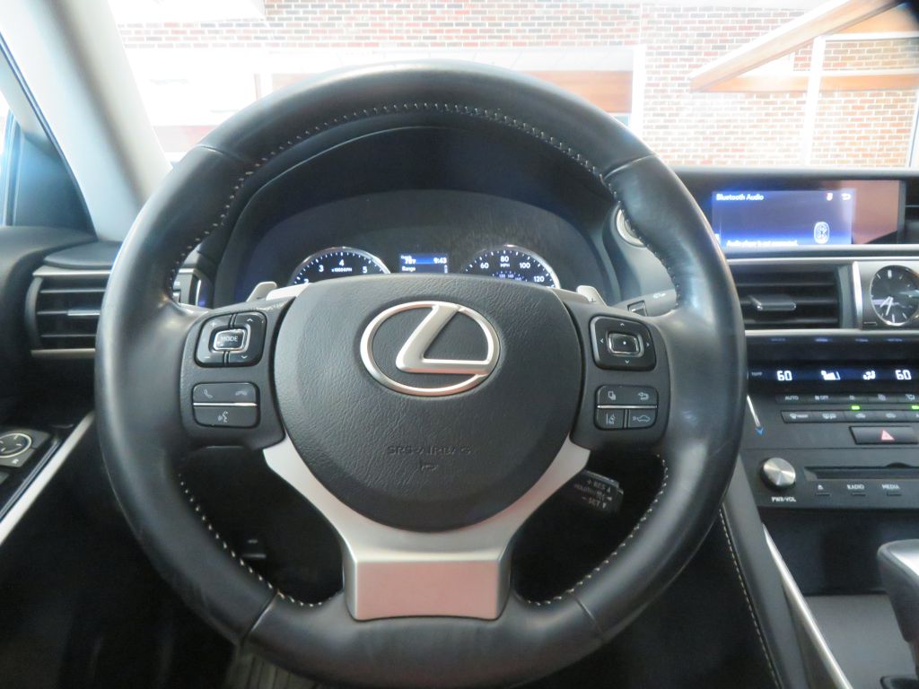 Photo 29 of this LEXUS IS