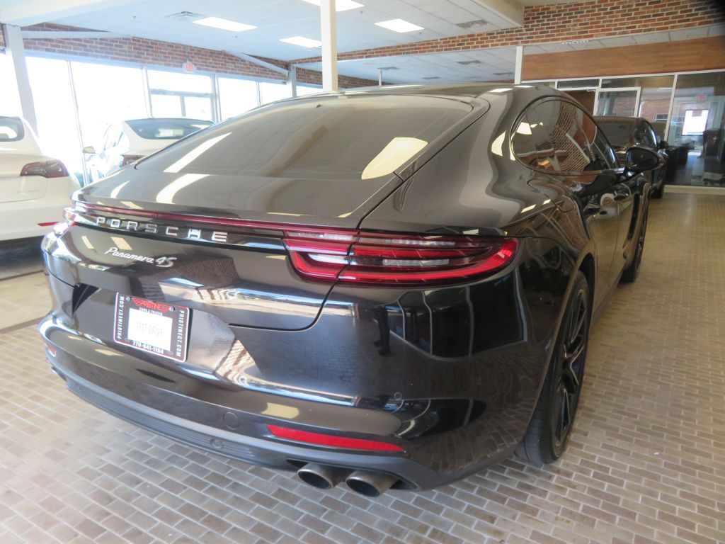 Photo 4 of this PORSCHE PANAMERA