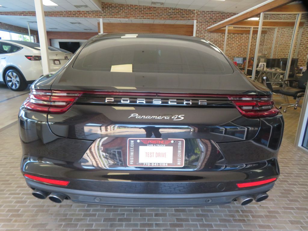 Photo 5 of this PORSCHE PANAMERA