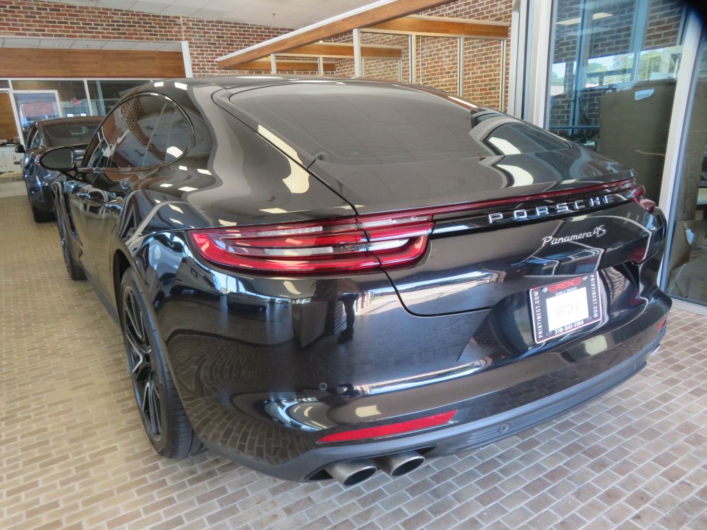 Photo 6 of this PORSCHE PANAMERA