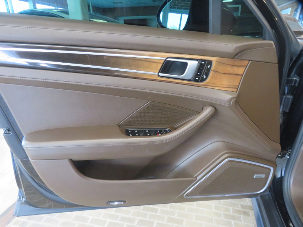 Photo 13 of this PORSCHE PANAMERA