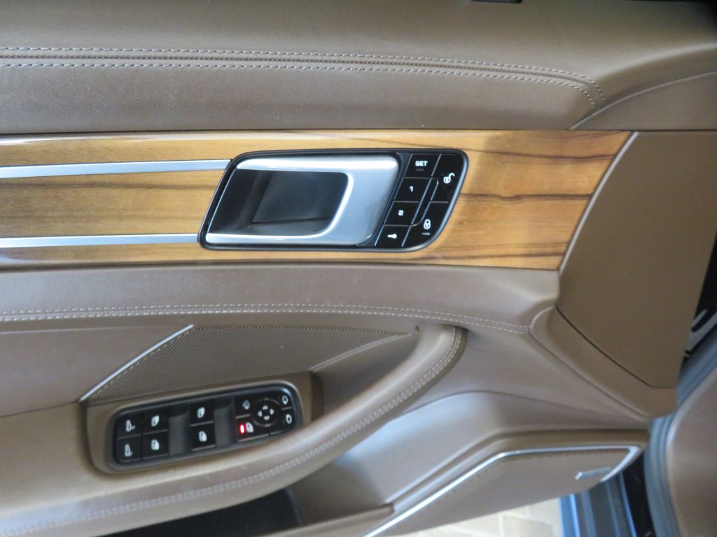 Photo 14 of this PORSCHE PANAMERA