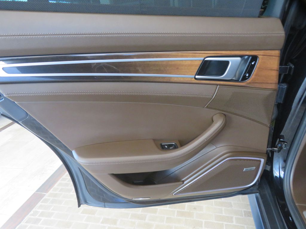 Photo 18 of this PORSCHE PANAMERA