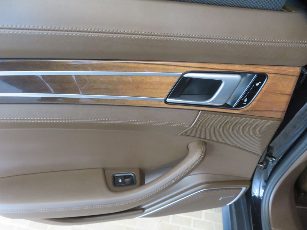 Photo 19 of this PORSCHE PANAMERA