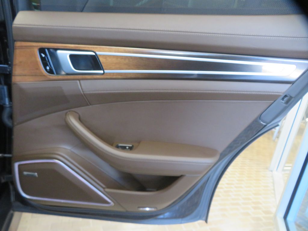 Photo 22 of this PORSCHE PANAMERA