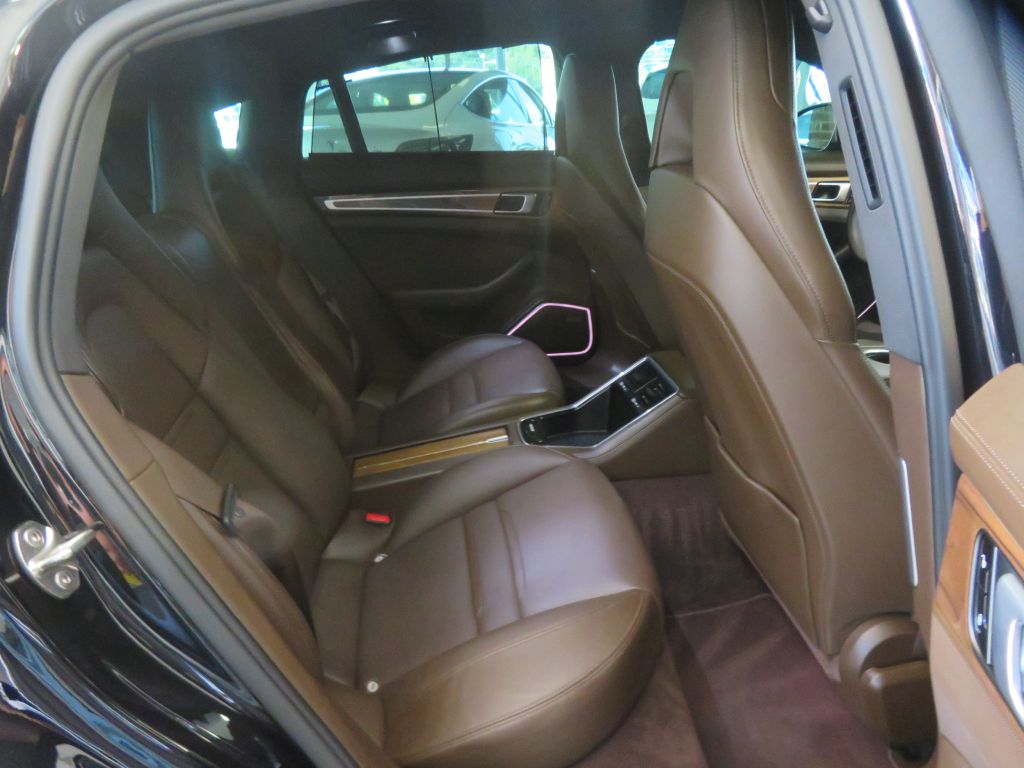 Photo 24 of this PORSCHE PANAMERA