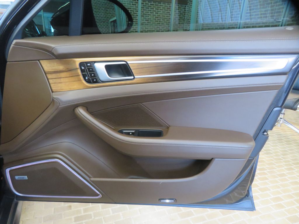 Photo 25 of this PORSCHE PANAMERA