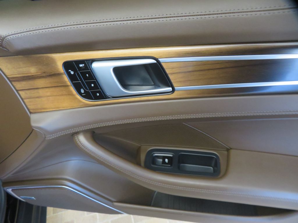 Photo 26 of this PORSCHE PANAMERA