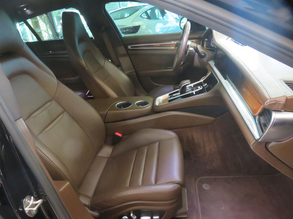 Photo 27 of this PORSCHE PANAMERA
