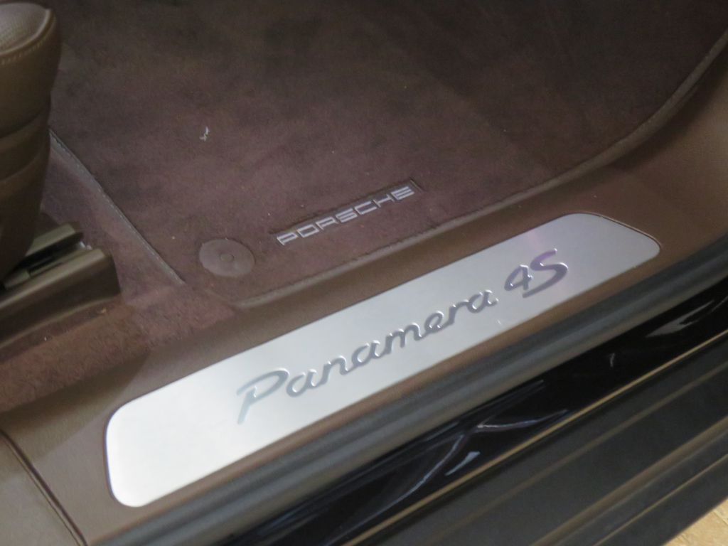 Photo 29 of this PORSCHE PANAMERA
