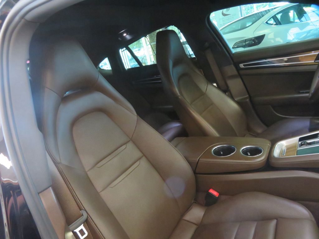 Photo 30 of this PORSCHE PANAMERA