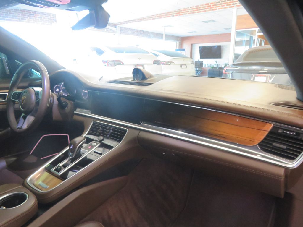 Photo 31 of this PORSCHE PANAMERA