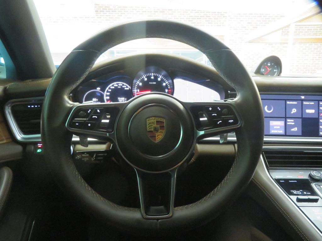 Photo 32 of this PORSCHE PANAMERA