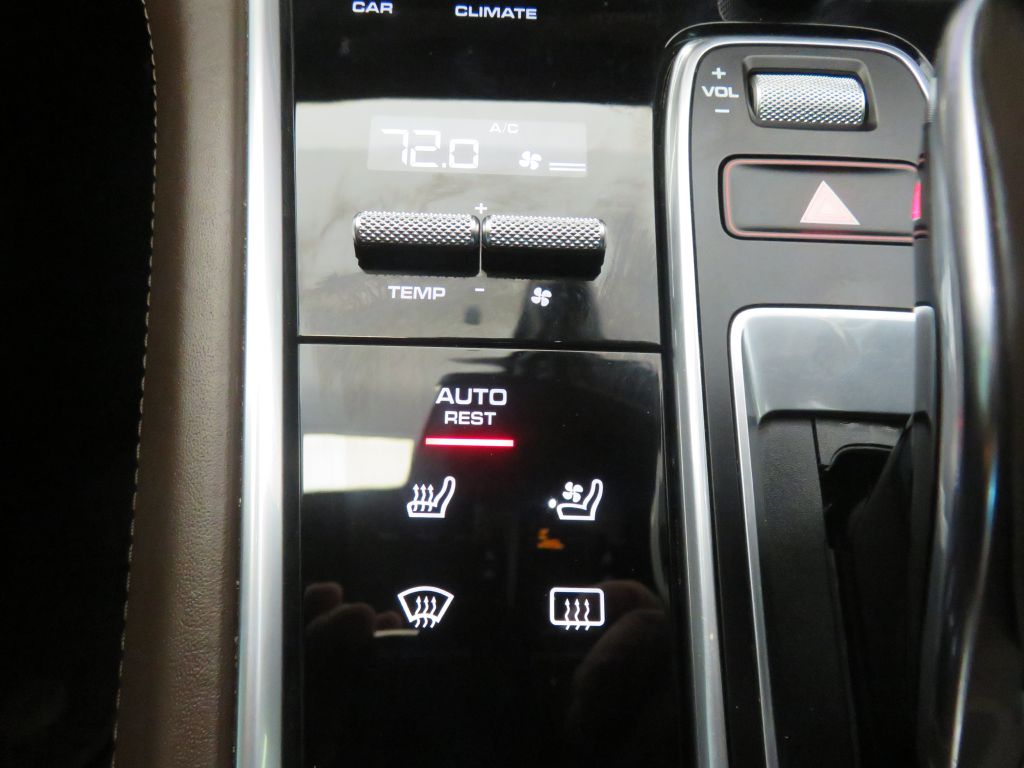 Photo 43 of this PORSCHE PANAMERA