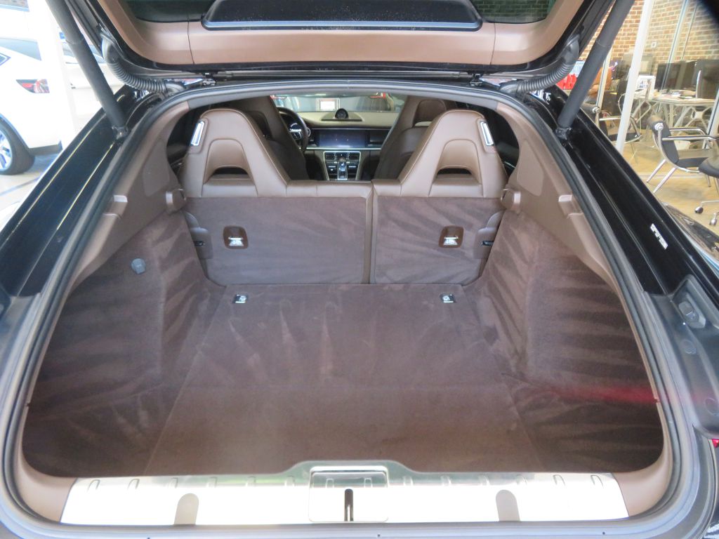 Photo 56 of this PORSCHE PANAMERA