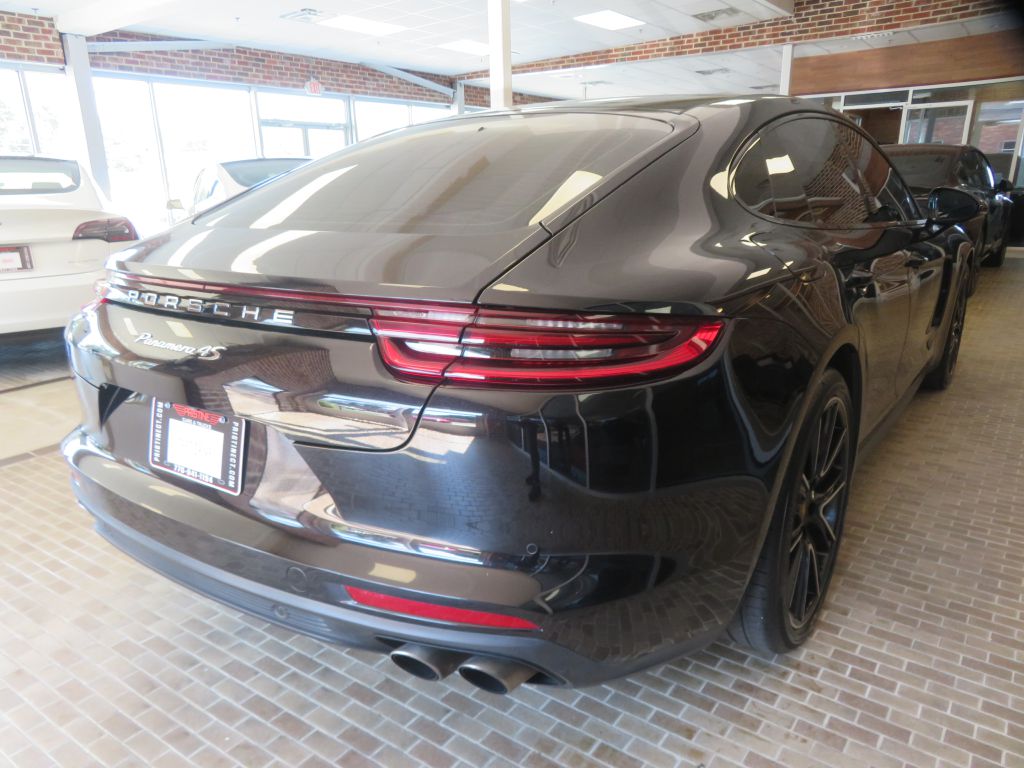 Photo 67 of this PORSCHE PANAMERA