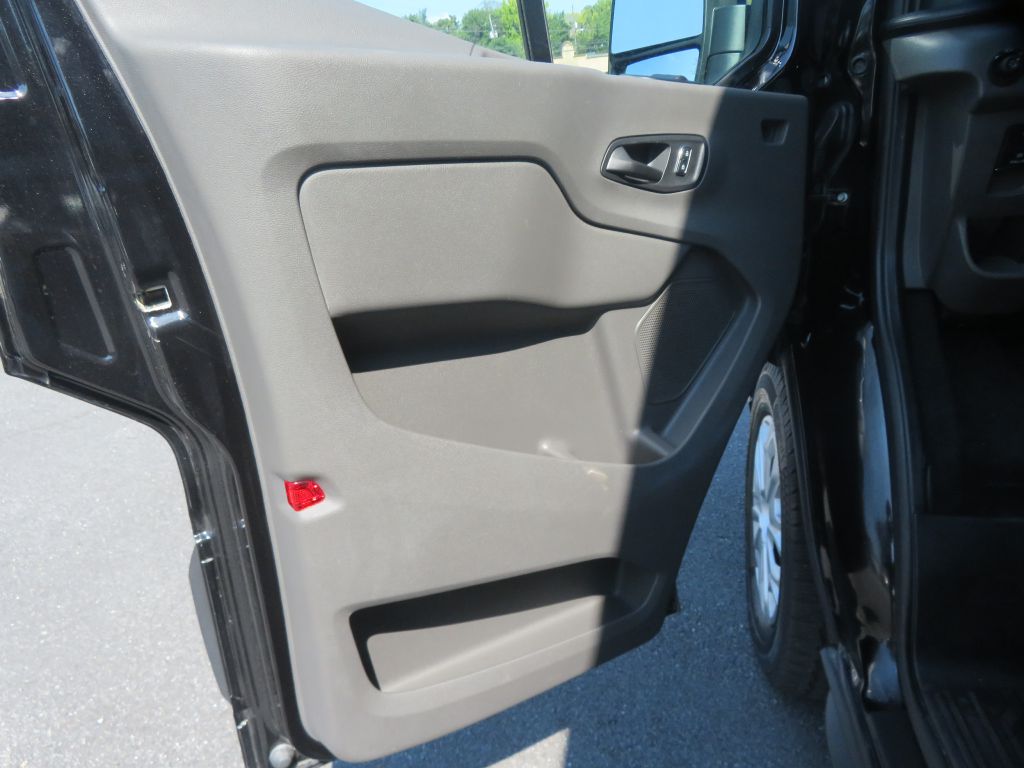 Photo 13 of this FORD TRANSIT 15 pass
