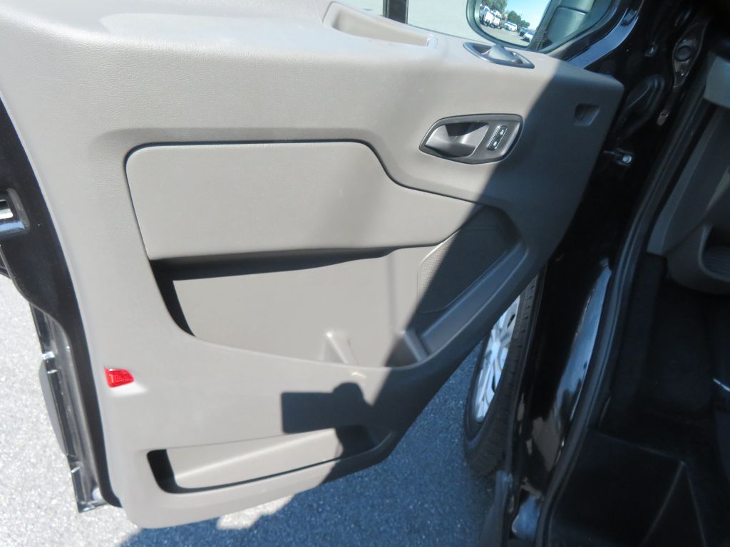 Photo 14 of this FORD TRANSIT 15 pass