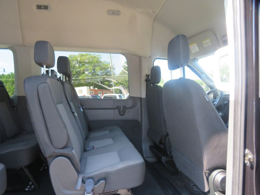 Photo 19 of this FORD TRANSIT 15 pass