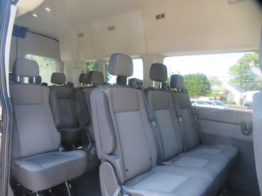 Photo 20 of this FORD TRANSIT 15 pass