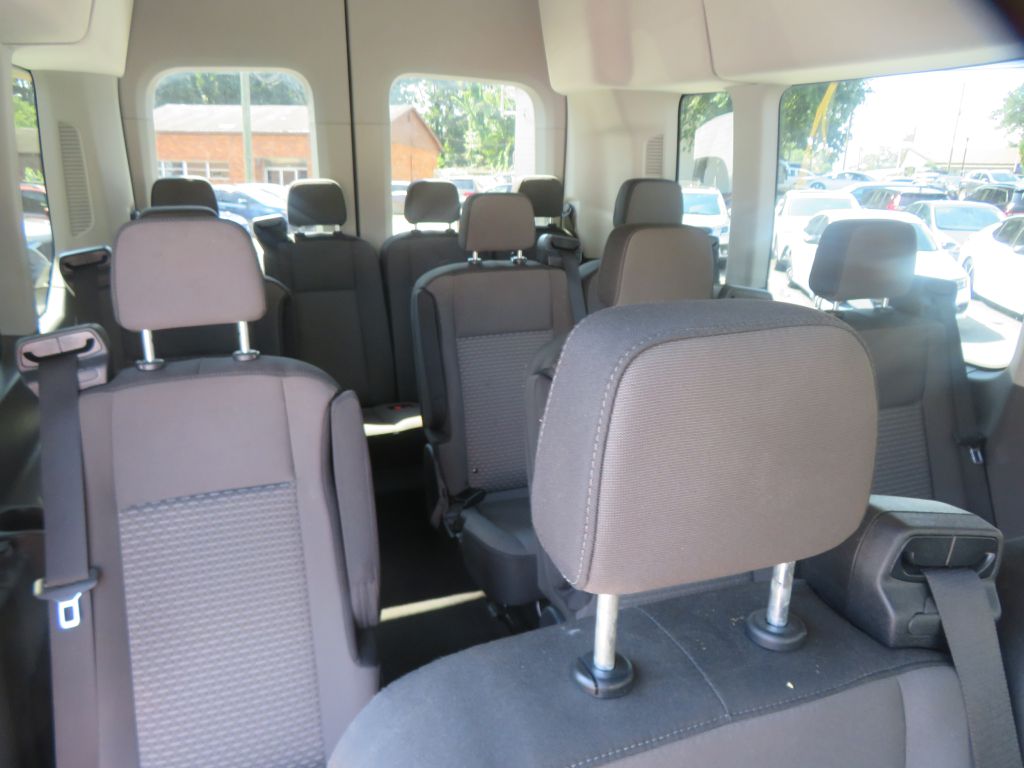 Photo 21 of this FORD TRANSIT 15 pass