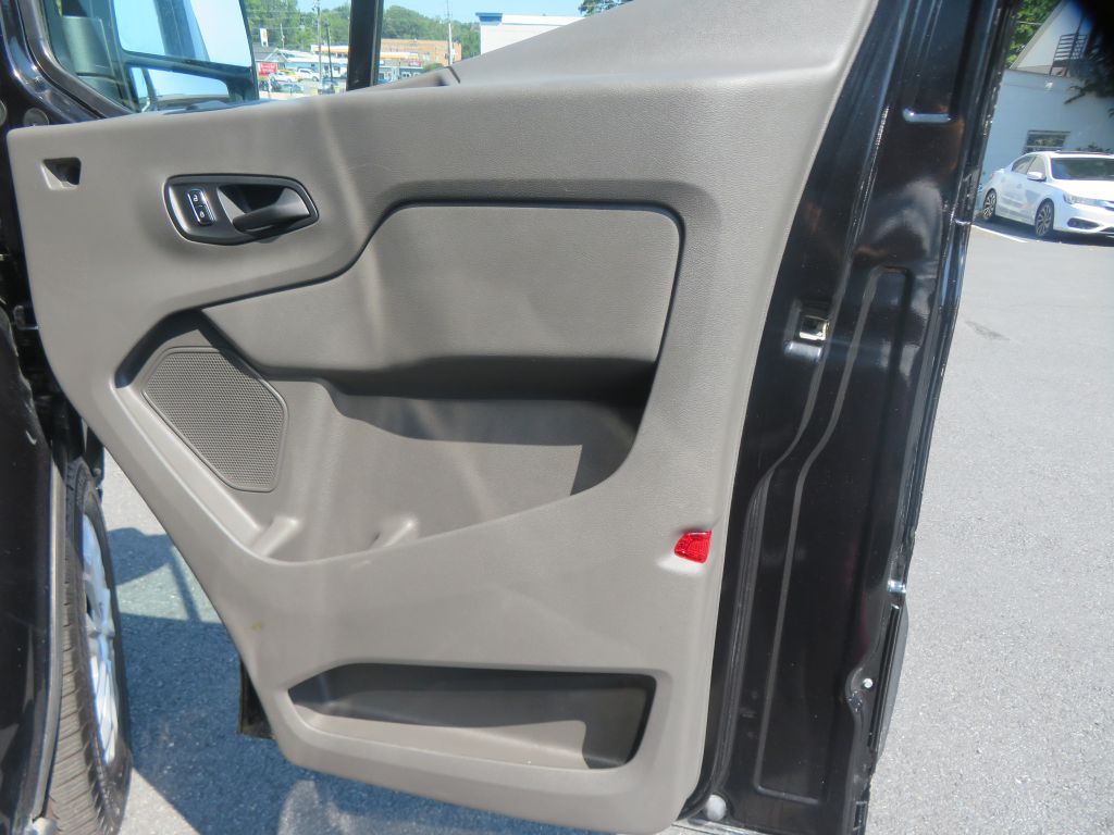 Photo 25 of this FORD TRANSIT 15 pass