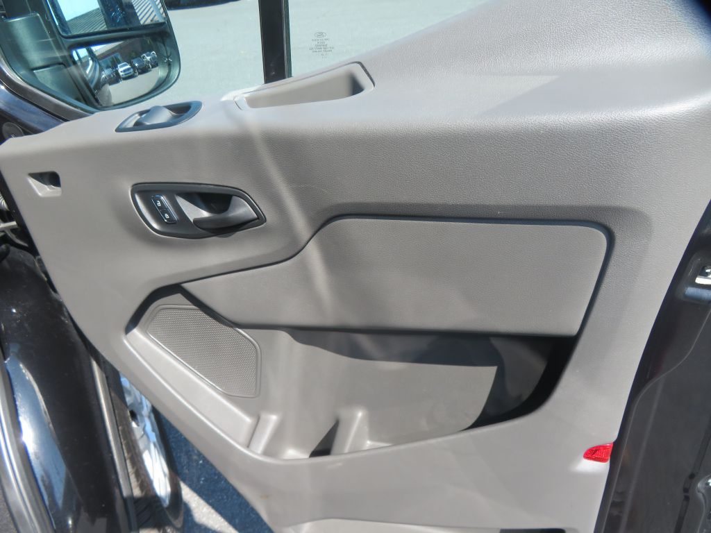 Photo 26 of this FORD TRANSIT 15 pass