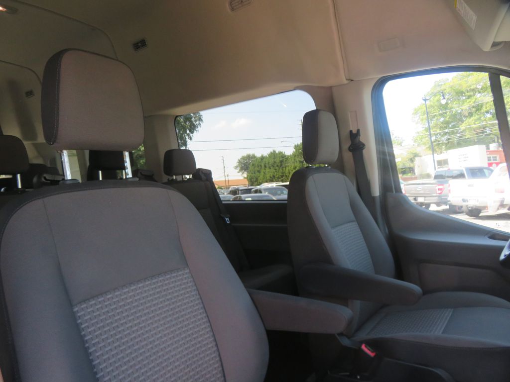 Photo 30 of this FORD TRANSIT 15 pass