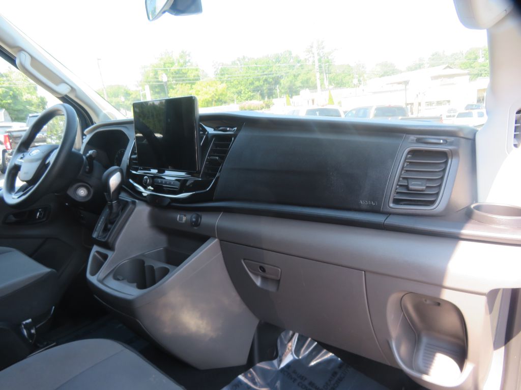 Photo 31 of this FORD TRANSIT 15 pass