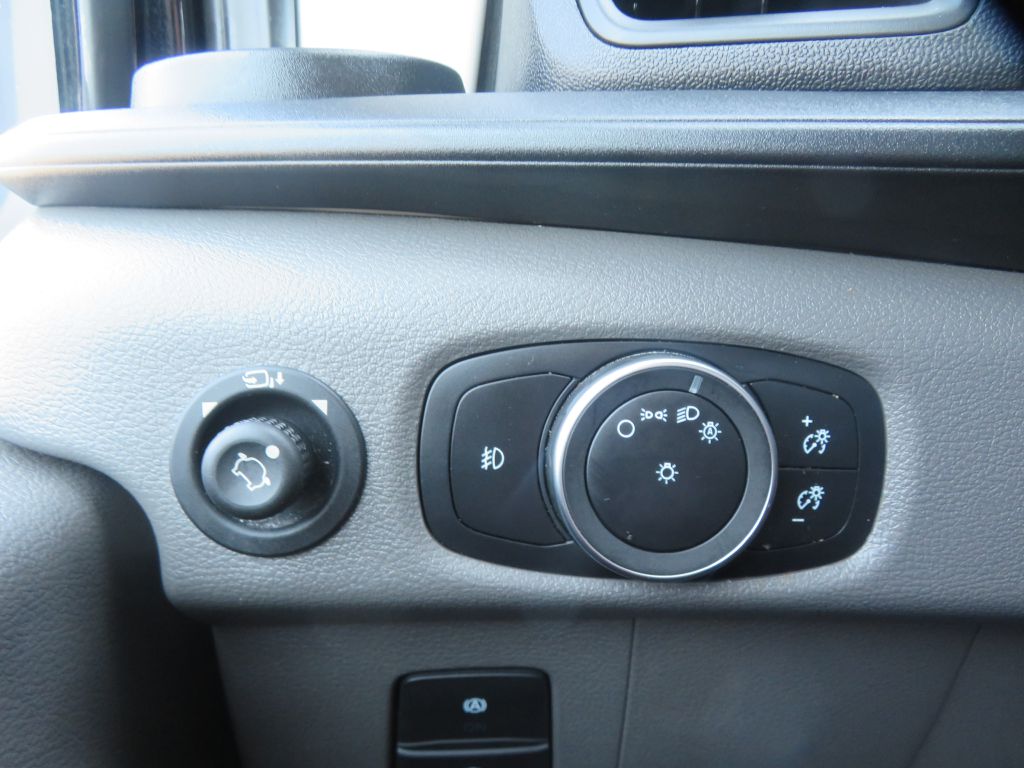 Photo 37 of this FORD TRANSIT 15 pass