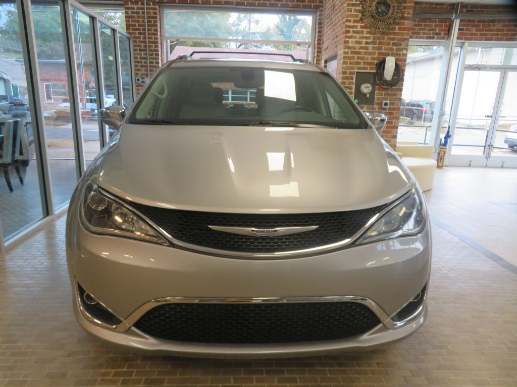Photo 2 of this CHRYSLER PACIFICA