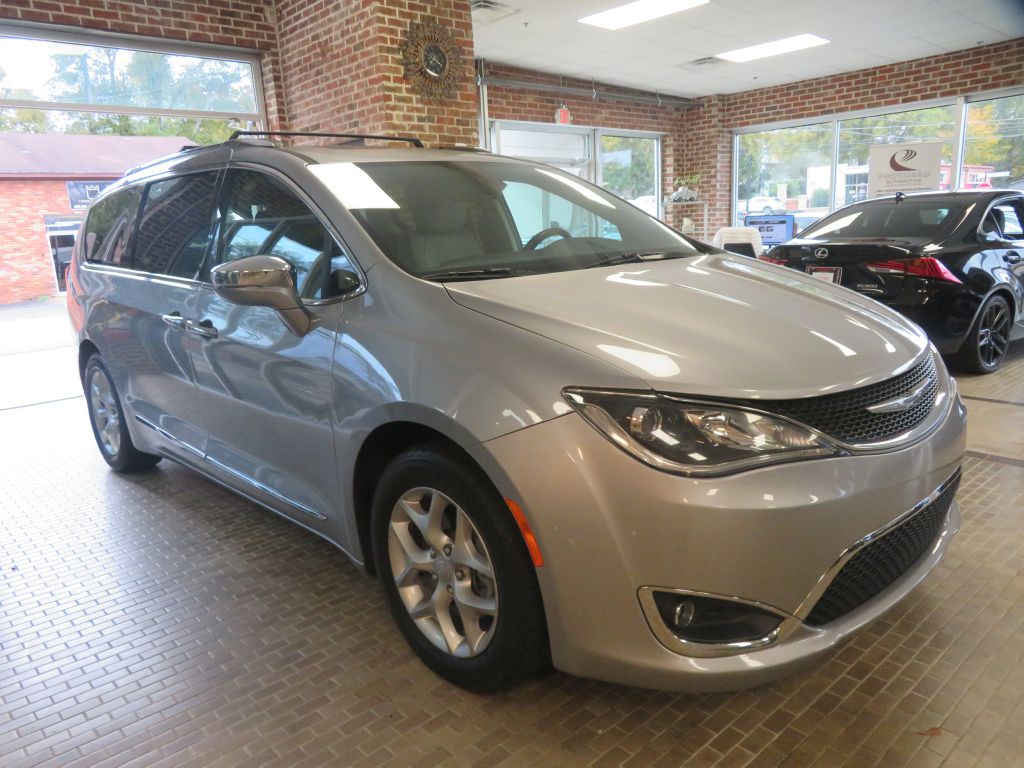 Photo 3 of this CHRYSLER PACIFICA