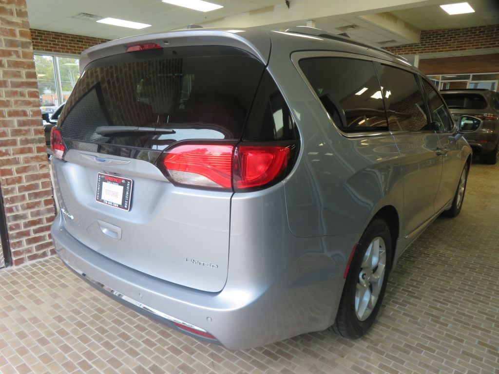 Photo 4 of this CHRYSLER PACIFICA