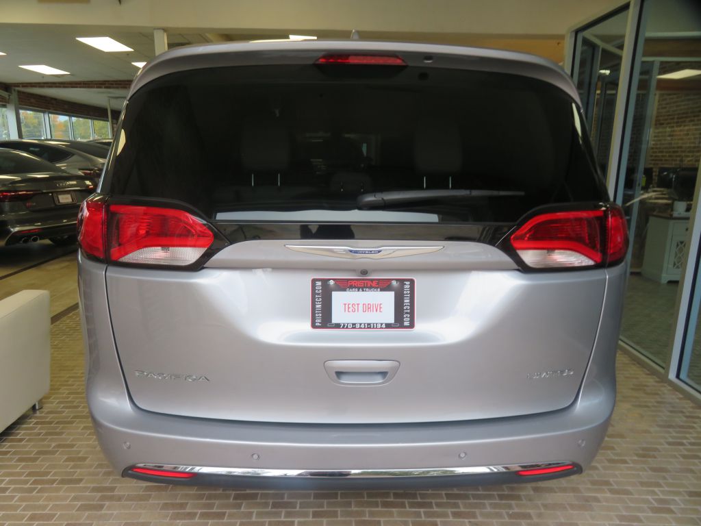 Photo 5 of this CHRYSLER PACIFICA