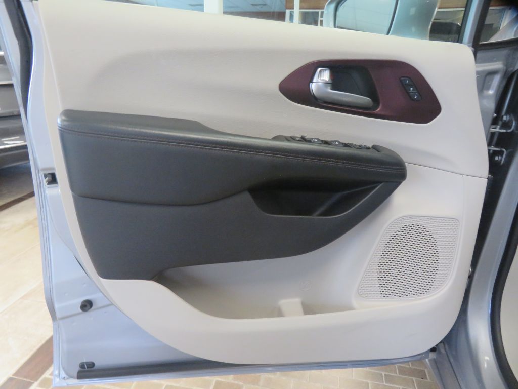Photo 13 of this CHRYSLER PACIFICA
