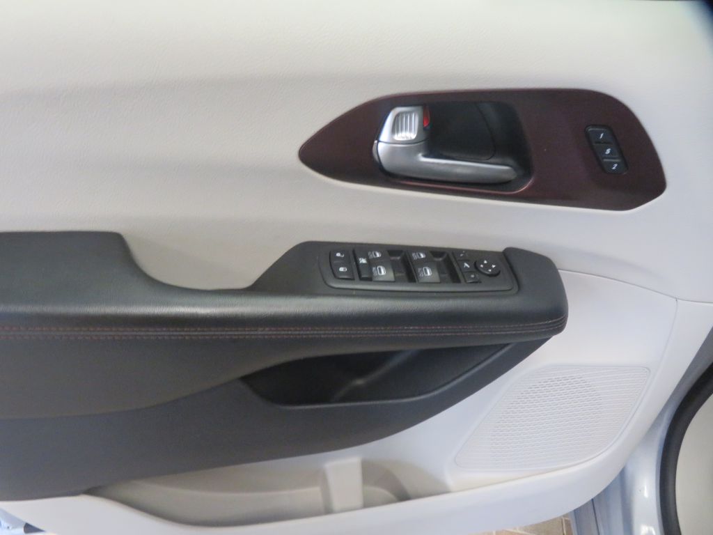 Photo 14 of this CHRYSLER PACIFICA