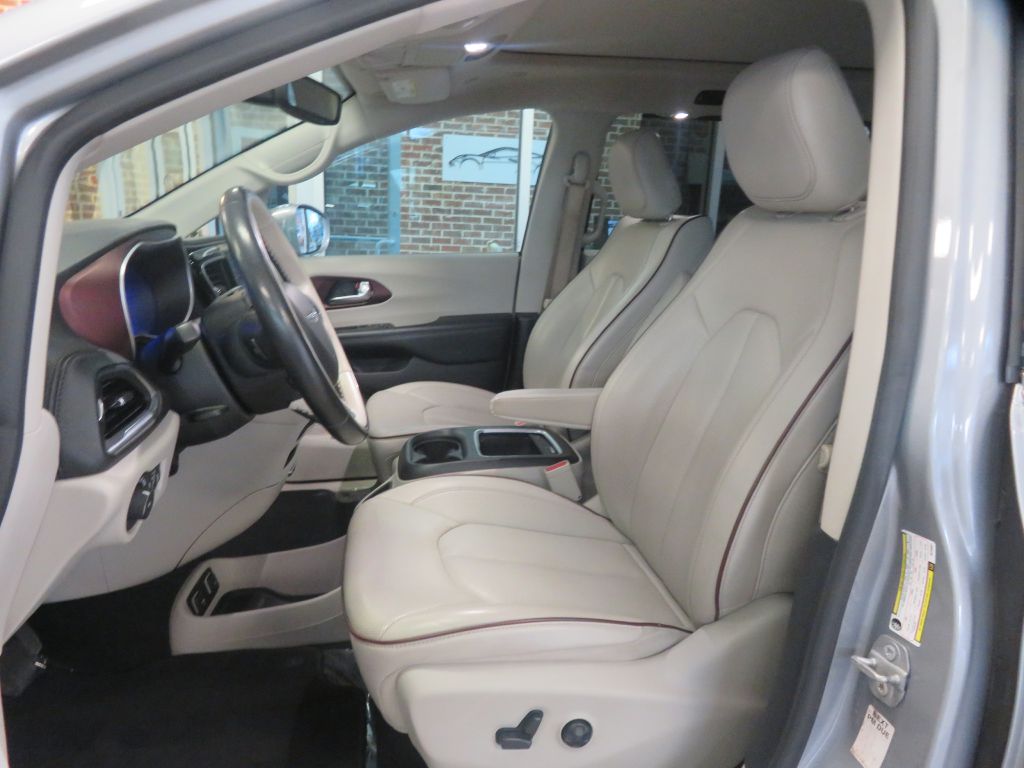 Photo 15 of this CHRYSLER PACIFICA