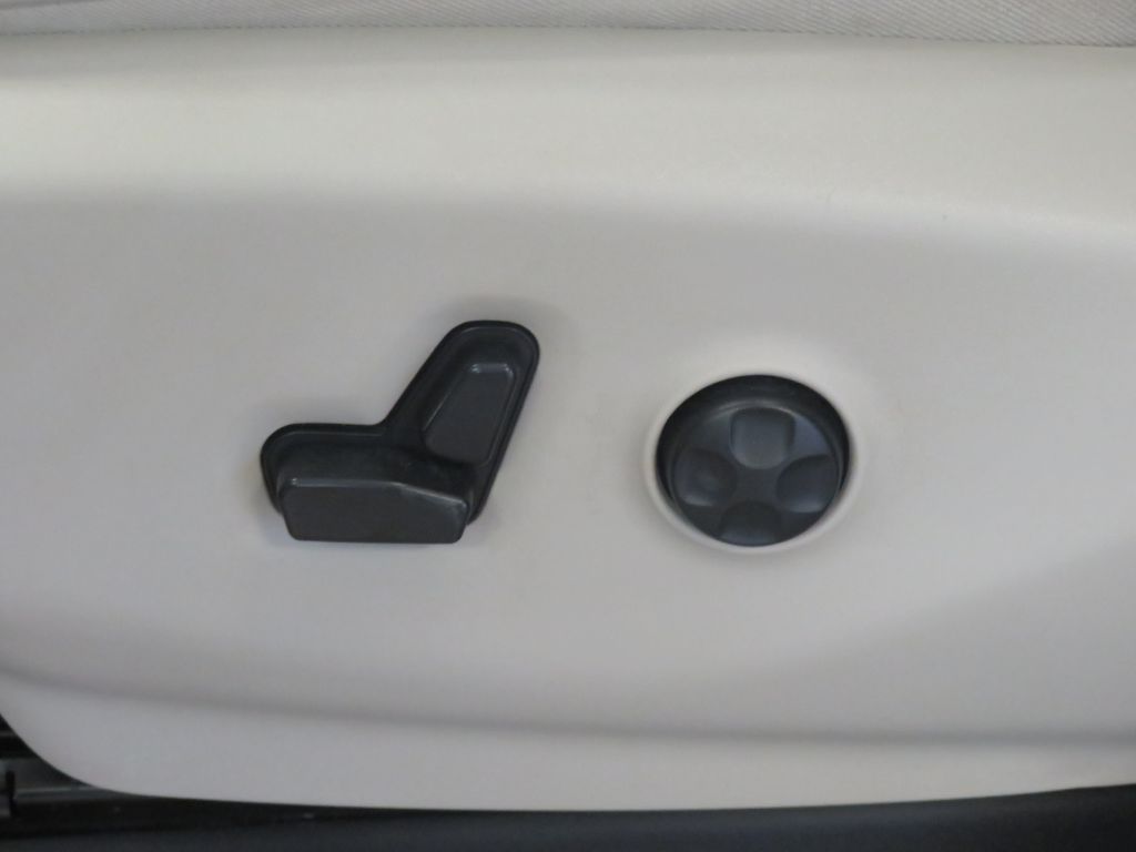 Photo 16 of this CHRYSLER PACIFICA