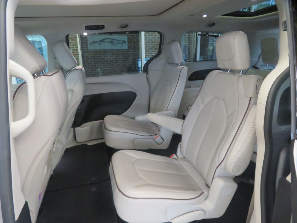 Photo 17 of this CHRYSLER PACIFICA