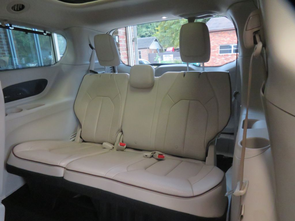 Photo 19 of this CHRYSLER PACIFICA