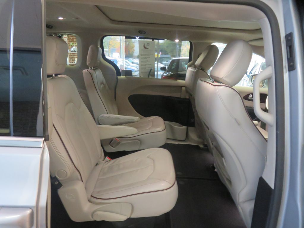 Photo 21 of this CHRYSLER PACIFICA