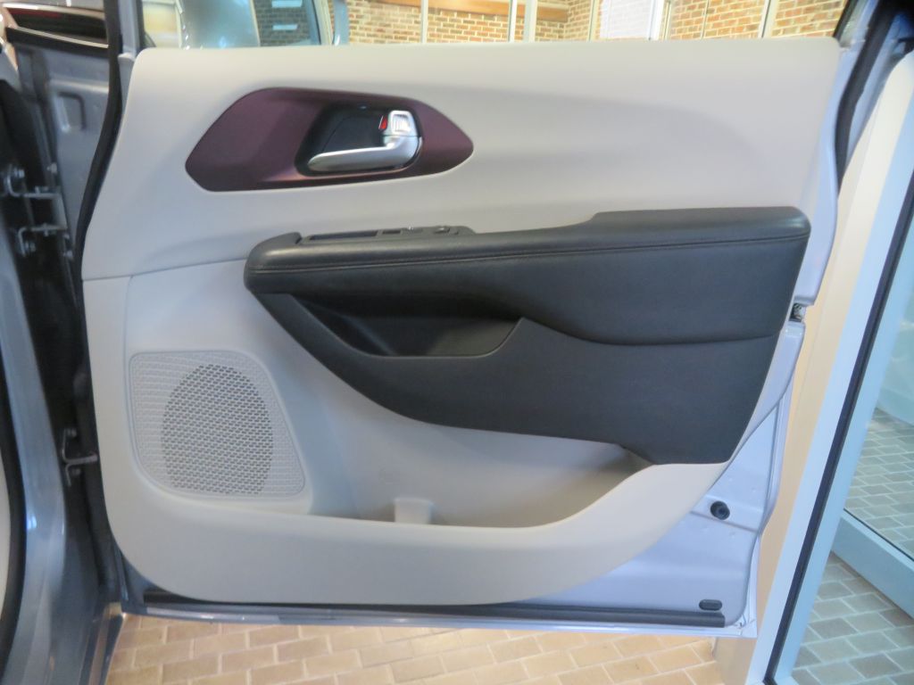 Photo 26 of this CHRYSLER PACIFICA