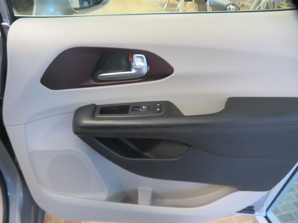 Photo 27 of this CHRYSLER PACIFICA