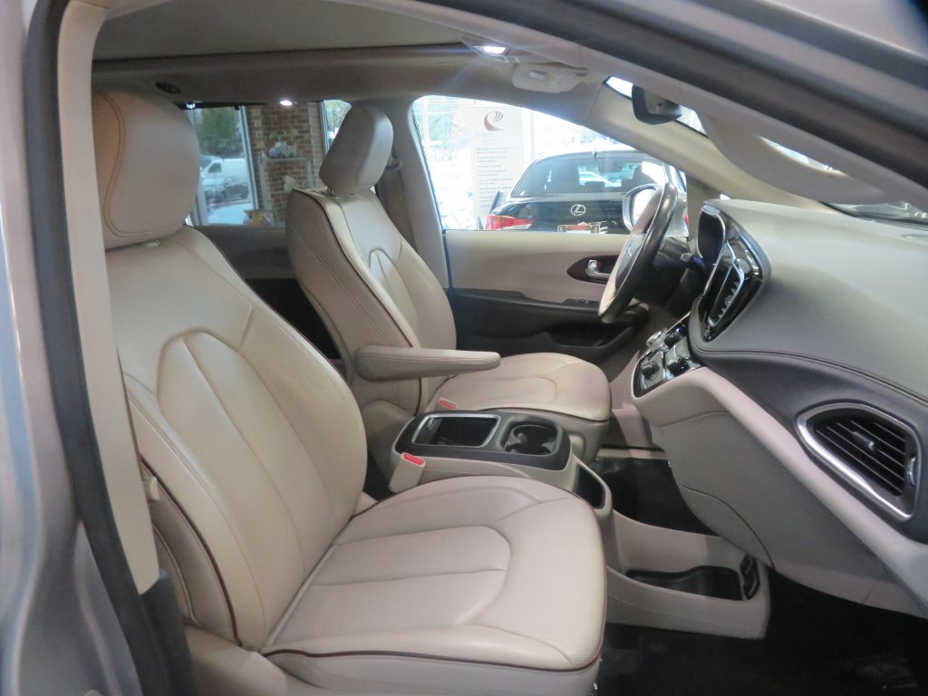 Photo 28 of this CHRYSLER PACIFICA