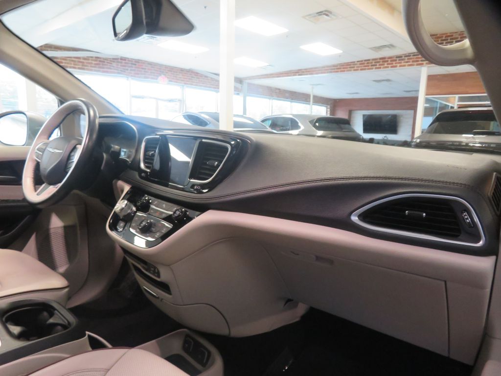 Photo 31 of this CHRYSLER PACIFICA