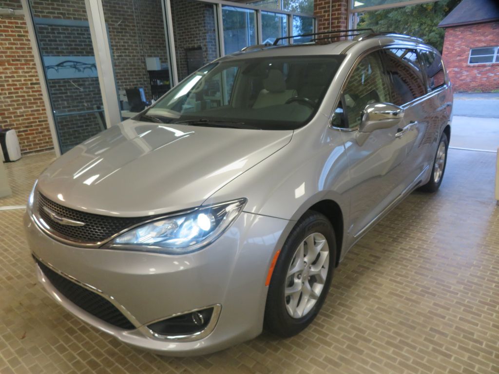 Photo 81 of this CHRYSLER PACIFICA