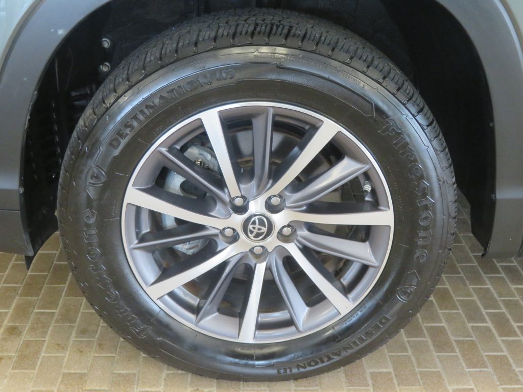 Photo 7 of this TOYOTA HIGHLANDER
