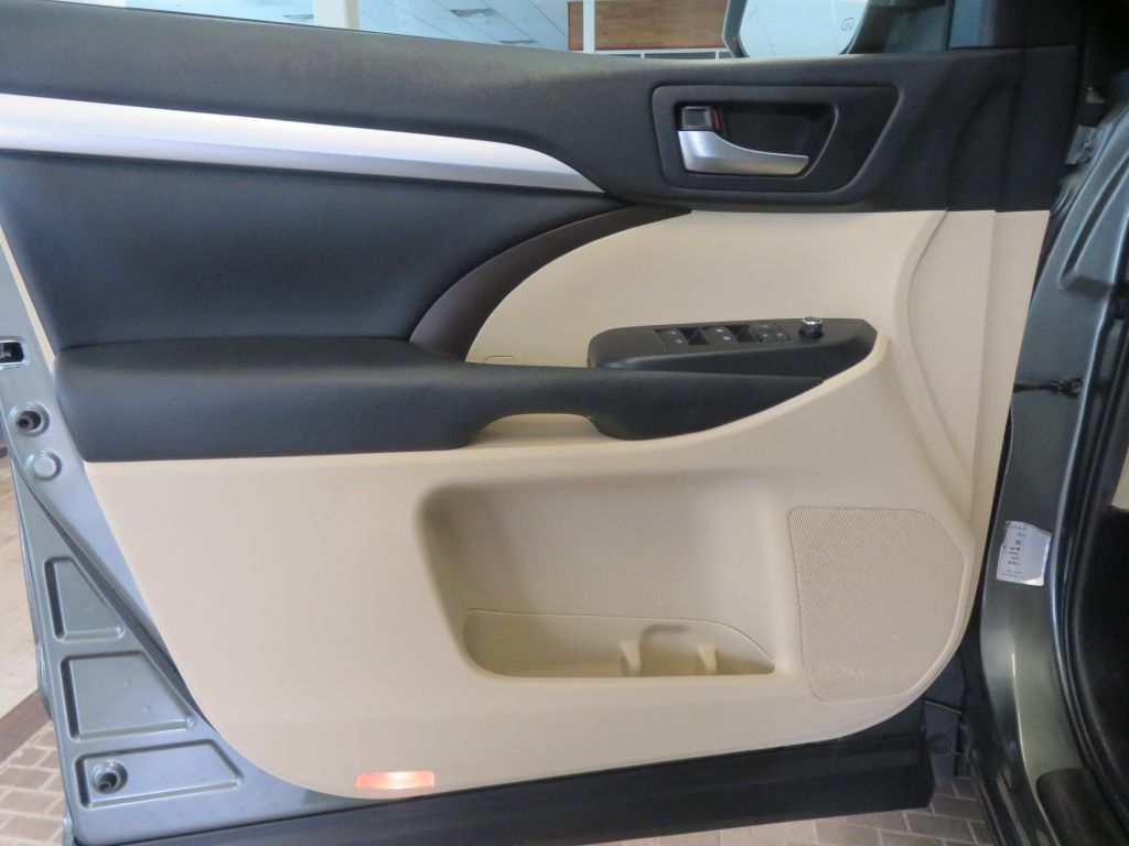 Photo 13 of this TOYOTA HIGHLANDER